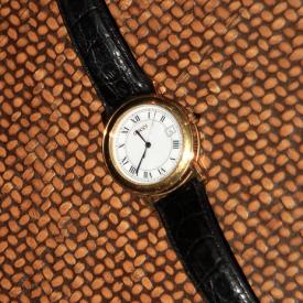 MaxSold Auction: This online auction features Gucci watch, artworks and home decors, furniture, collectibles, jewelries and electronics such as oriental themed lamp, hall table, prints, chairs, side board, vase, royal doulton clock and much more!